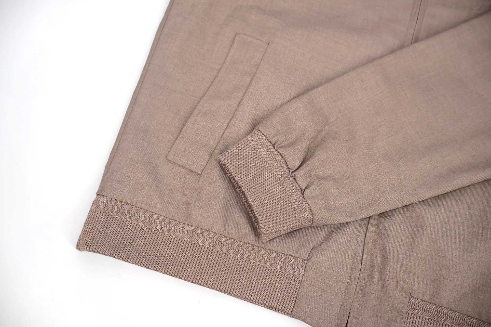 🅿️810 1v 25FW khaki wool casual jacket. The original jacket was purchased for 24,200 yuan. The old money style of Lujia is really not comparable to those second-tier brands. We custom-made imported real wool blended fabrics. The upper body is particularly high-end. Fabric has always been a particularly important part of our products. It is also the foundation for the rise of high-rise buildings. The materials we use are quite solid. Nearly 100% sheep wool is blended with polyester and polyester to ensure the drape of the pants. The comparison of the sample in Figure 2 is only slightly red. The specifications are exclusively custom-woven and have no difference. The pockets and trims are cut according to the Italian old-money style craftsmanship standards. The back pockets are embellished with embossed logos. The focus is to restore the pleats and perm marks on the front, which is full of texture. Size:50-52-54-56
